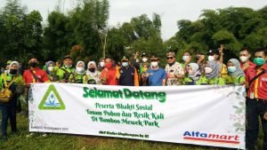 Foto bersama para peserta Bakti Sosial Tanam Pohon dan Resik Kali di Bamboo Mewek Park, Minggu (19/12/2021). Foto: Agus N