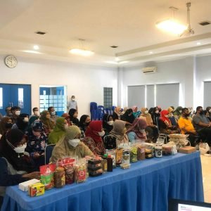 Para pelaku UMKM mengikuti Pelatihan Manajemen Ritel yang diselenggarakan Alfamart. Foto: Ist