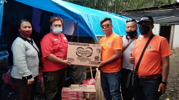 Perwakilan JSB PWI Malang Raya serahkan bantuan bagi korban erupsi Gunung Semeru. Foto : Agus N