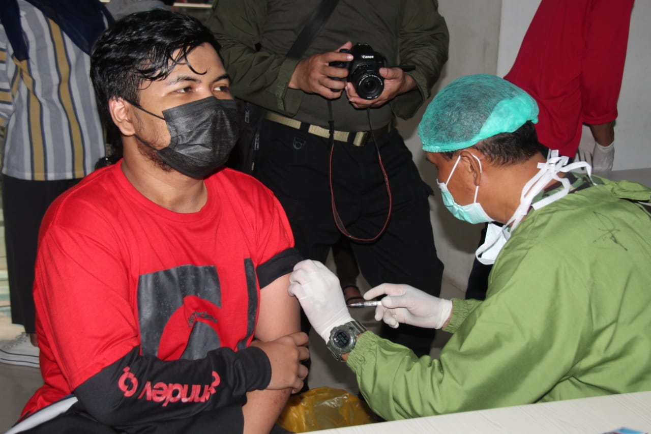 Warga Kota Malang ikuti vaksinasi booster di Cyber Mall. Foto: ist