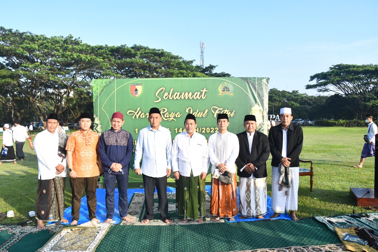 Dandim 0833/ Kota Malang bersama Danrem 083/Bdj dan KH. Nasirul Mahasin usai melaksanakan shalat Idul Fitri di Rampal. Foto: Ist