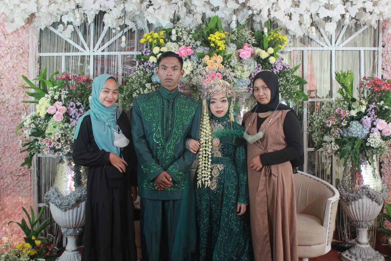 Rofiqoh (baju coklat) bersama pasangan pengantin Mislikah dan Darmaji. Foto: ist