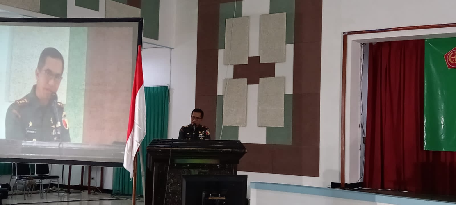 Dandim 0833/Kota Malang Letkol Kav Heru Wibowo Sofa SH MHan memberikan sambutan dalam Seminar Keabngsaan. Foto: Ist