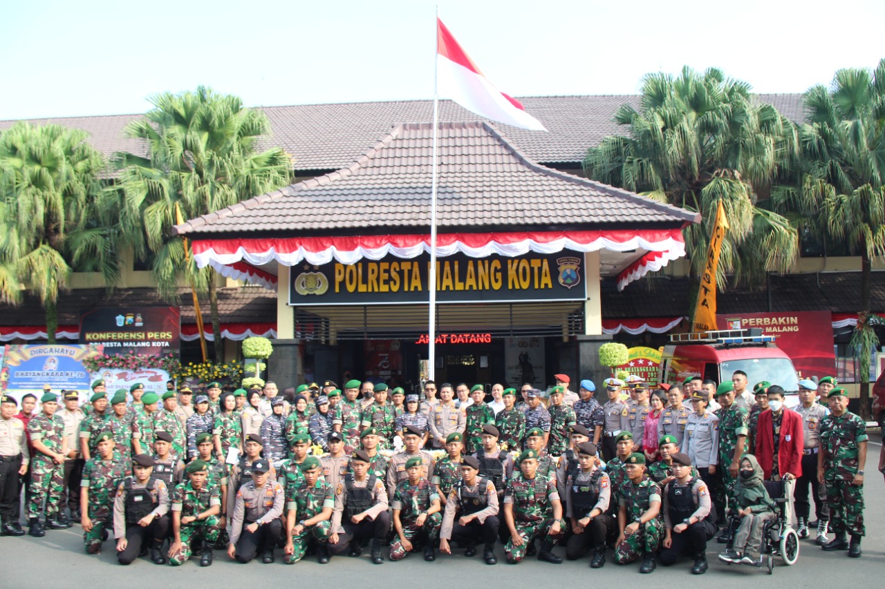 Kompak, foto bersama anggota Kapolresta Malang Kota dan Kodim 0833/Kota Malang.Foto: Ist