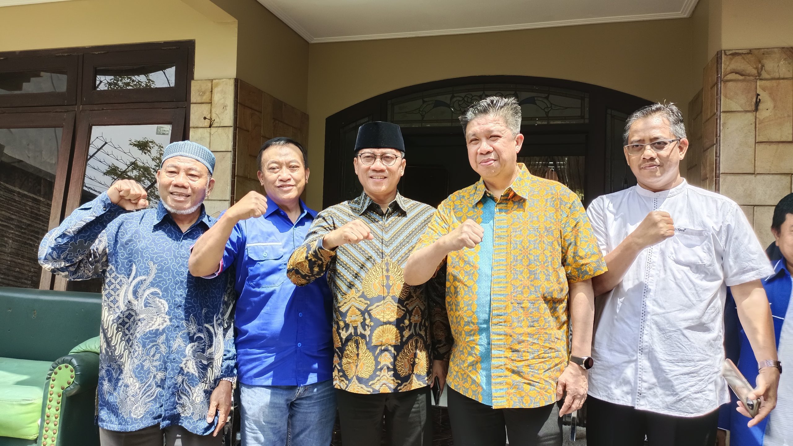 H.Mujiono bersama Ketua KPPN PAN Yandri Susanto dan para pendukung. Foto: ANC