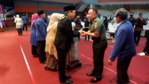 Danramil 0833/05 Lowokwaru menyampaikan ucapan selamat kepada Rektor baru UM. Foto: Ist