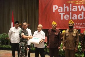 Dandim memberikan santunan