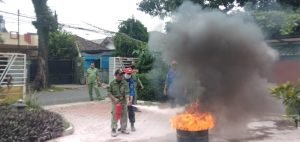 Satlinmas latihan pemadam kebakaran