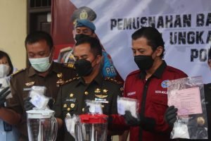 Dandim memusnahkan barang bukti