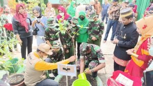 Kasdim 0833 menanam pohon Pule. Foto: Anc