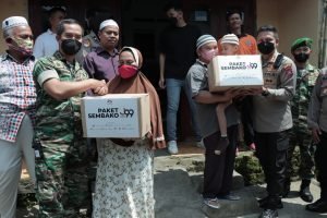 Dandim serahkan bantuan sembako