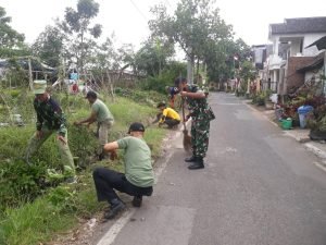 Babinsa Bakalankrajan gotong royong