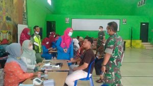 Babinsa 0833 dampingi vaksinasi