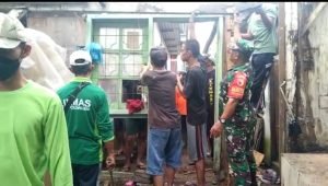 Babinsa bantu bedah rumah warga