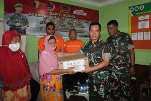 Dandim bagikan paket sembako