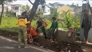 Babinsa 0833 bersihkan Fasum