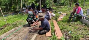 Babinsa Bumiayu putar makam