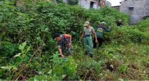 Karya bakti bersihkan lingkungan