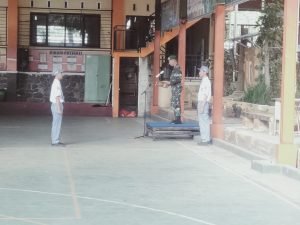 Pimpin upacara bendera