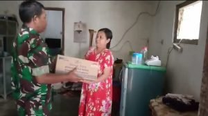 Babinsa serahkan bantuan sembako
