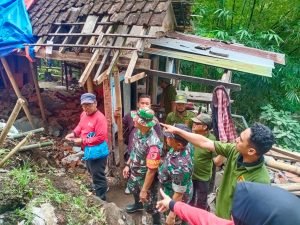 Babinsa bantu korban tanah longsor