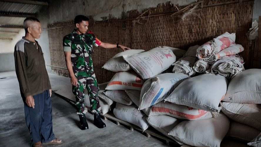 Babinsa Tunjungsekar Pantau Penggilingan Padi, Pastikan Kualitas Gabah Petani