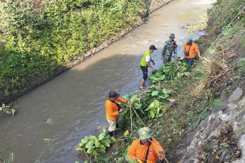 Sinergi Babinsa dan Masyarakat Merjosari Wujudkan Lingkungan Bersih
