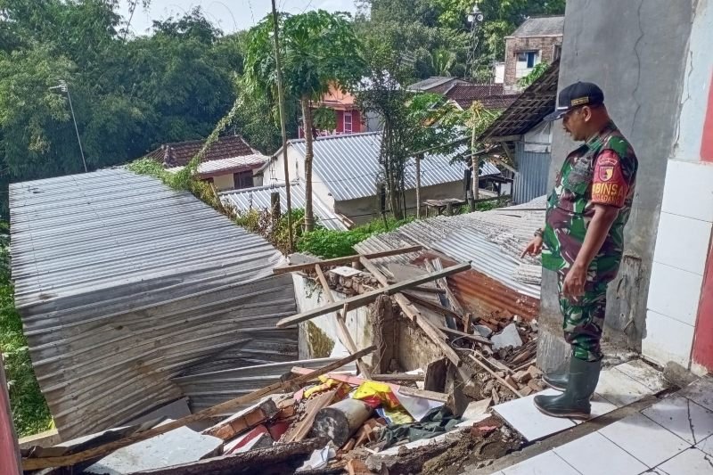Babinsa Gadang Tinjau Lokasi Bencana Longsor