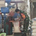 Babinsa Tasikmadu Bersama Mitra Edukasi Petani Soal Panen dan Mutu Gabah