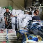 Babinsa Buring Pantau Stok Beras Bulog, Pastikan Ketahanan Pangan Aman