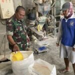 Babinsa Blimbing Pantau Harga Gabah di UD Terang Jaya