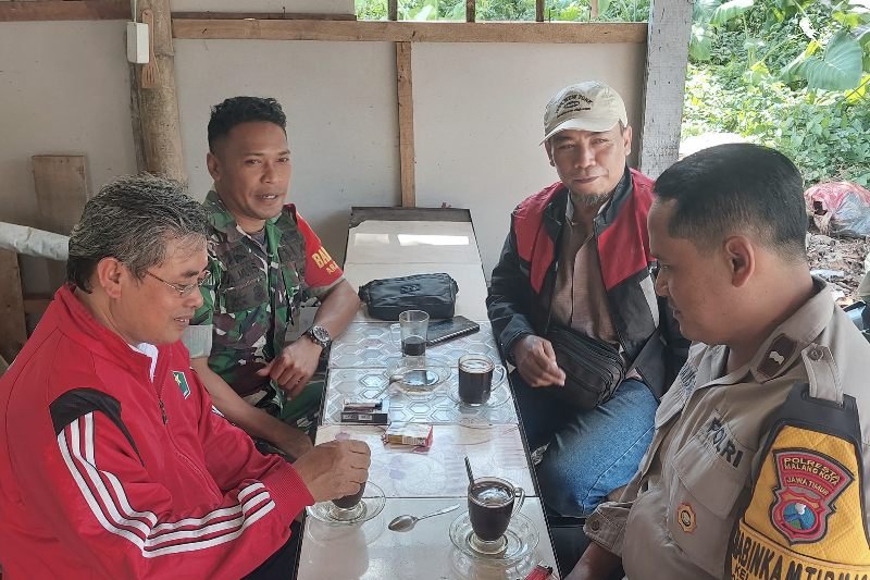 Jaga Kondusifitas Wilayah, Babinsa Arjosari Aktif Komsos dengan Tokoh Masyarakat
