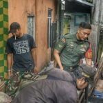 Babinsa Bareng Bersama Warga Bantu Bedah Rumah Tidak Layak Huni