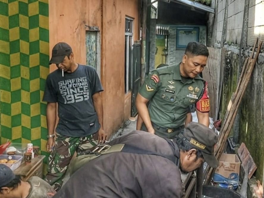 Babinsa Bareng Bersama Warga Bantu Bedah Rumah Tidak Layak Huni