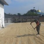 Babinsa Kedungkandang dan Warga Kerja Bakti Atasi Masalah Saluran Air