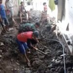 Babinsa Kedungkandang dan Warga Kerja Bakti Atasi Masalah Saluran Air