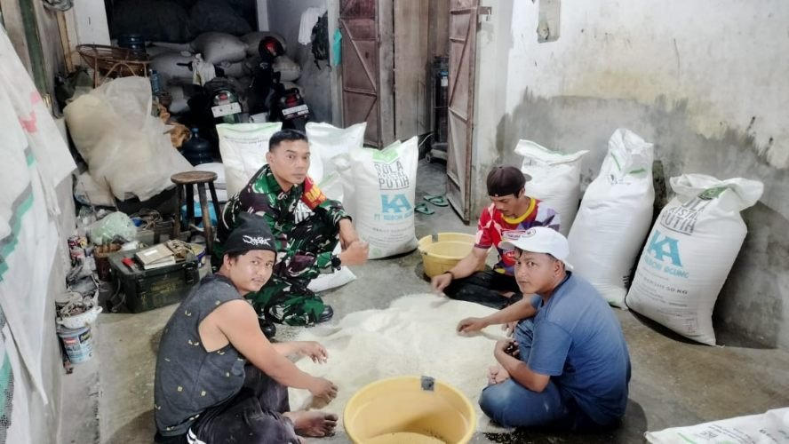 Babinsa Tunjungsekar Monitoring Penggilingan Padi Wilayah Binaan