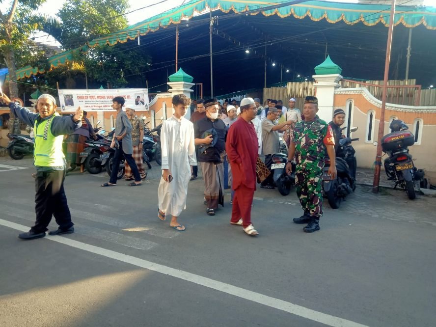 Babinsa Sawojajar Amankan Jalannya Sholat Idul Adha