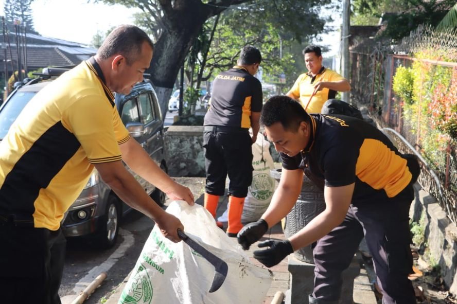 Sambut Hari Bhayangkara ke-79, Polisi – TNI – ASN Pemkot Batu Bersihkan Sungai