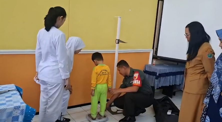 Babinsa Lowokwaru Dampingi Posyandu Balita