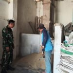 Babinsa Tasikmadu pastikan kualitas gabah