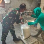 Babinsa Tlogowaru Dampingi Pengeringan dan Penggilingan Padi