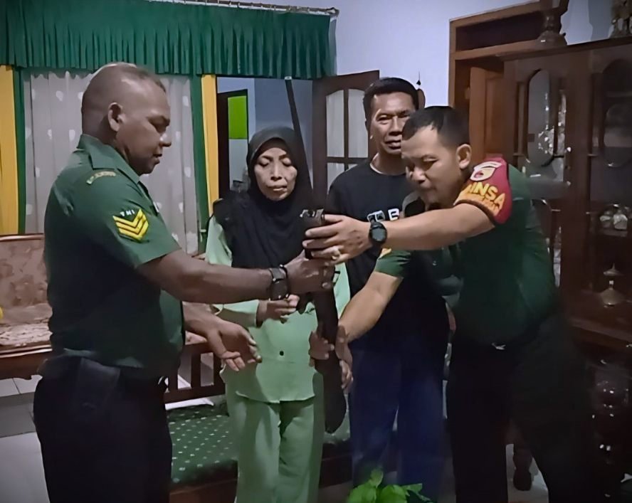 Wujud Kepercayaan pada TNI, Warga Sukun Serahkan Senjata Api Rakitan Secara Sukarela kepada Babinsa