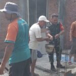 Babinsa Blimbing Bersama Warga Arjosari Bantu Renovasi Rumah