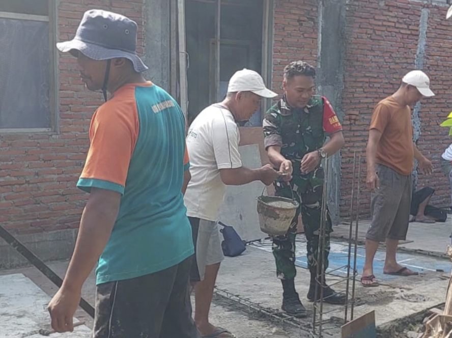 Babinsa Blimbing Bersama Warga Arjosari Bantu Renovasi Rumah