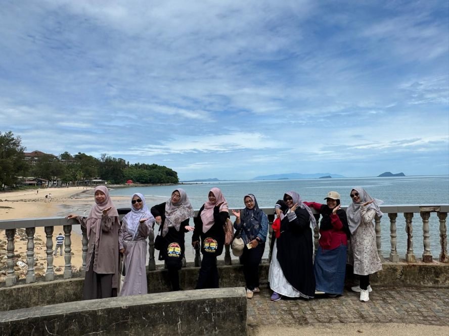 Peduli Lingkungan, Prodi Farmasi Fikes UMM Gelar Pengabdian Masyarakat di Pantai Malaysia