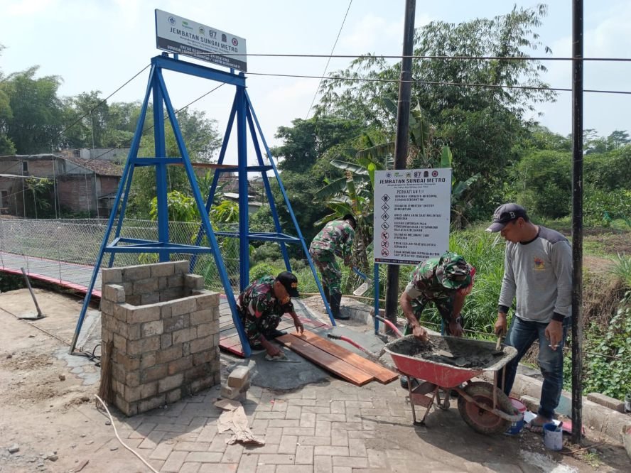 Babinsa Koramil Sukun Aktif Dukung Pembangunan Jembatan Perintis