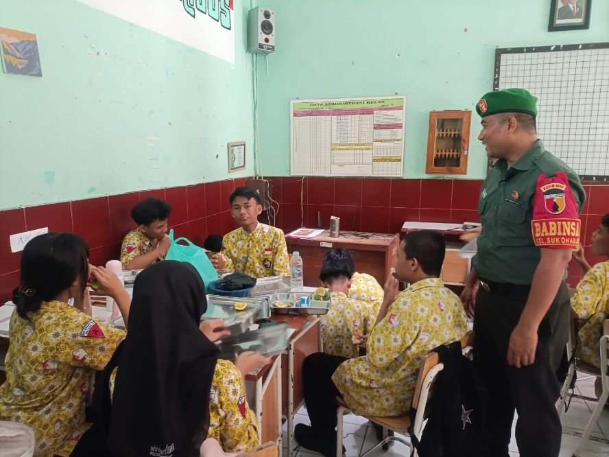 Babinsa Sukoharjo Dampingi Distribusi Makanan Bergizi di SMPN 9 Kota Malang