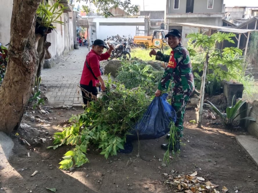 Babinsa Koramil Lowokwaru Bersama Warga Gelar Karya Bakti Bersihkan Sungai