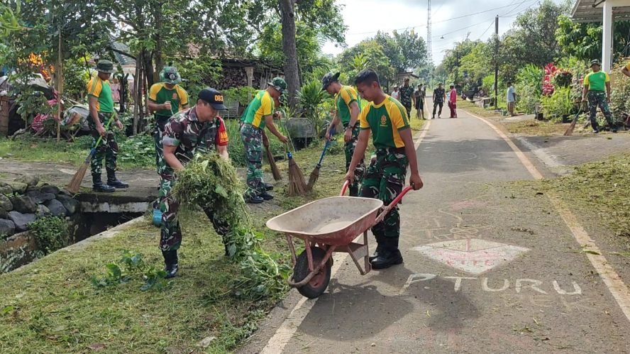 Semangat Gotong Royong Babinsa Kedungkandang dalam Karya Bakti TNI 2025